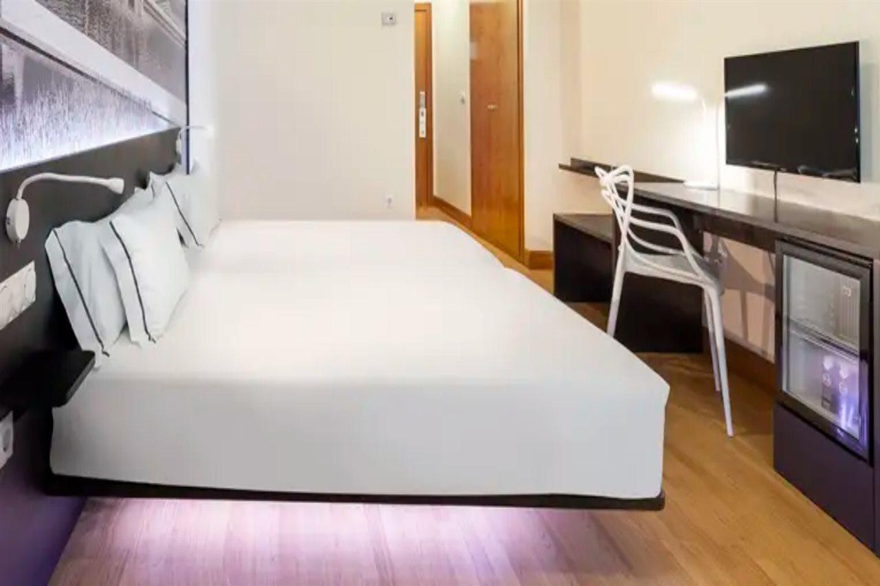 บีแอนด์บี โฮเต็ล มาดริดแอร์พอร์ต เทอร์มินัล4 Hotel ซานเซบัสเตียน เดลอส เรเยส ภายนอก รูปภาพ